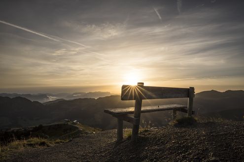 Aussichtsbankl am Wiedersbergerhorn © Alpachtal Tourismus, shootandstyle.com Aussichtsbank am Wiedersbergerhorn mit untergehender Sonne im Hintergrund